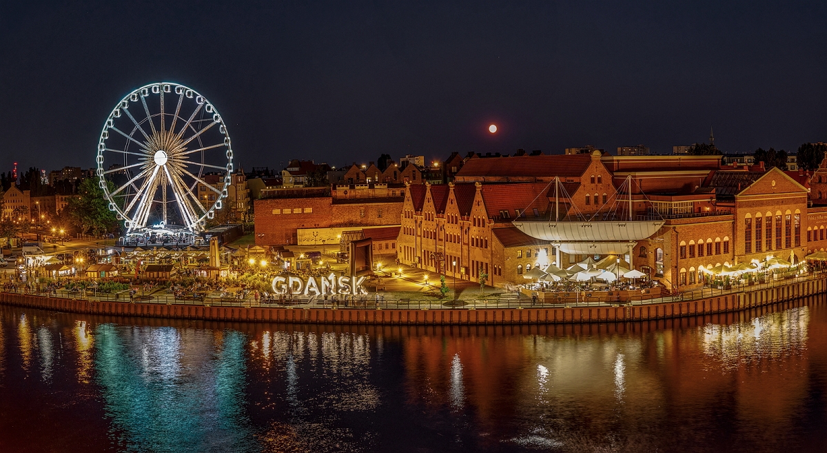 _DSC7583PanOrgMinD.jpg - Nocny Gdansk z hotelu Hilton