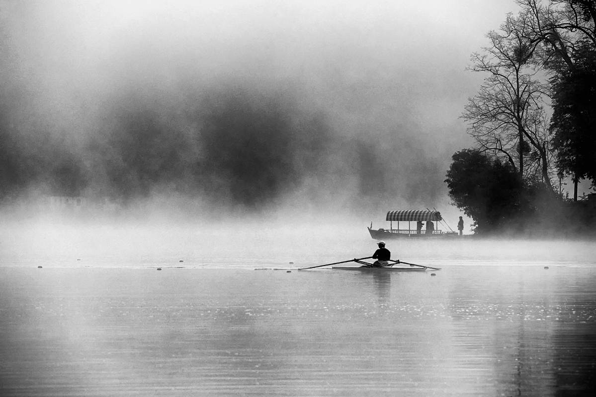 Morning on the lakeBW.jpg - Wioslarz _ jezioro Bled, Słowenia