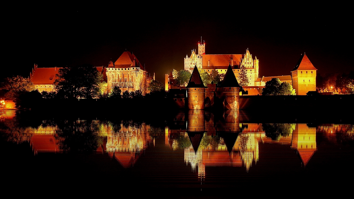 DSC_3905orgKMinDpano.jpg - Malbork, Zamek Krzyzacki, historia, turystyka,NZ. zamek w Malborku. Zantyr bo taka nazwe nosil grod wraz z podgrodziem ktory na skutek polityki Sambora, jednego z dwoch braci potężnego księcia Swietopelka podarowano w 1250 Zakonowi Krzyzackiemu. Około 1274 Krzyzacy zaczeli wznosic silnie ufortyfikowany zamek w dolnym biegu Nogatu. Miasto oraz zamek nazwano Marienburg czyli grod Marii, od imienia patronki zakonu19.05.2007Fot,Jan harb Sieminski/KFP