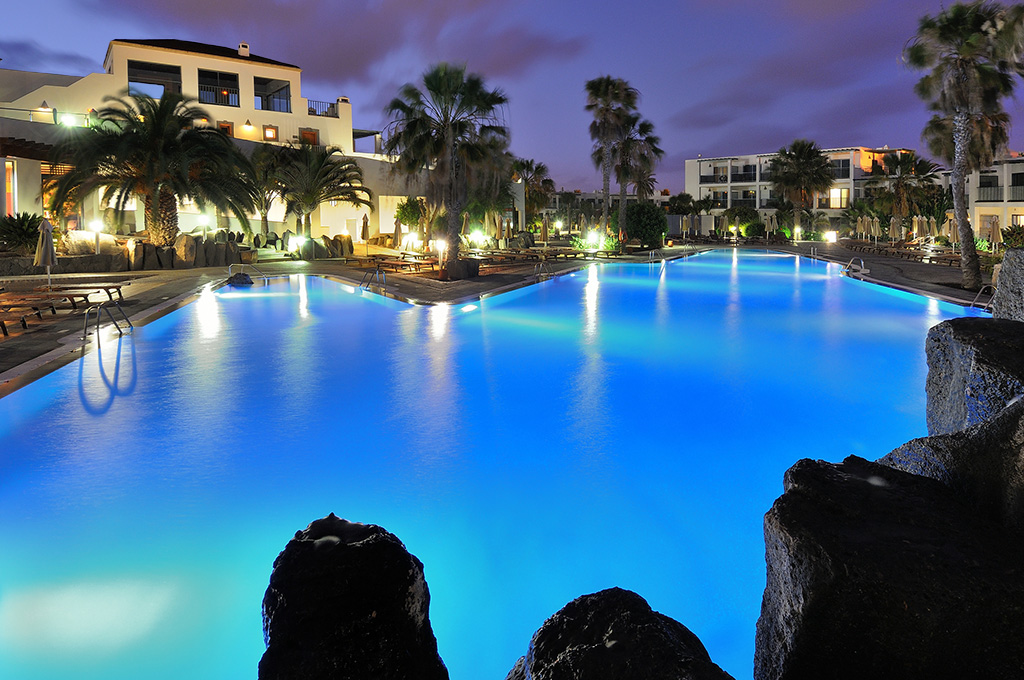 DSC_1767min.jpg - Fuerteventura , miejscowosc Corralejo hotelowy basen i palmy na wietrze