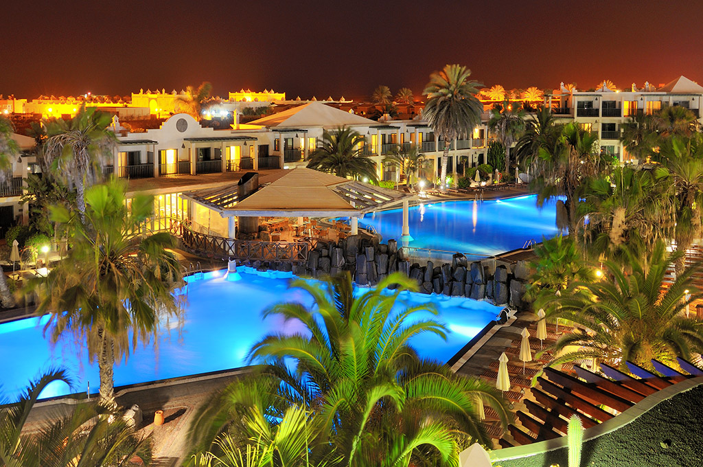 DSC_1780min.jpg - Fuerteventura , miejscowosc Corralejo hotelowy basen i palmy na wietrze
