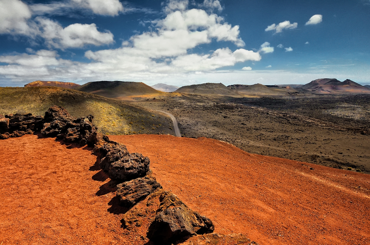 DSC_2533orgDrukMinD.jpg - Lanzarote, wulkaniczny park narodowy Timanfaya, w glebi uspione kratery wulkaniczne