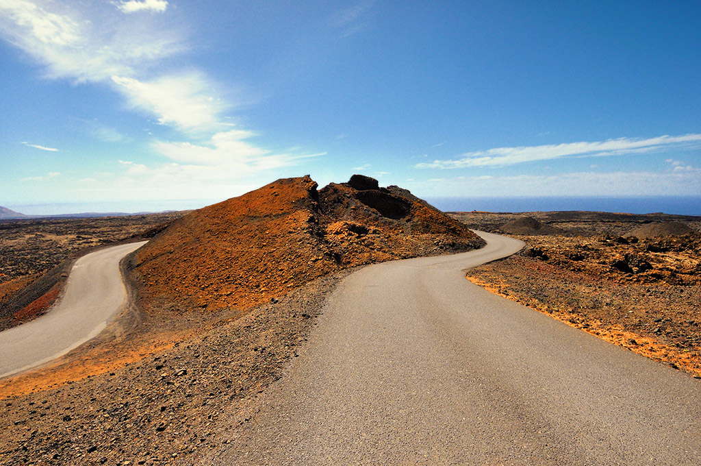 DSC_2574min.jpg - Lanzarote, wulkaniczny park narodowy Timanfaya, na pierwszym planie krater wulkanu