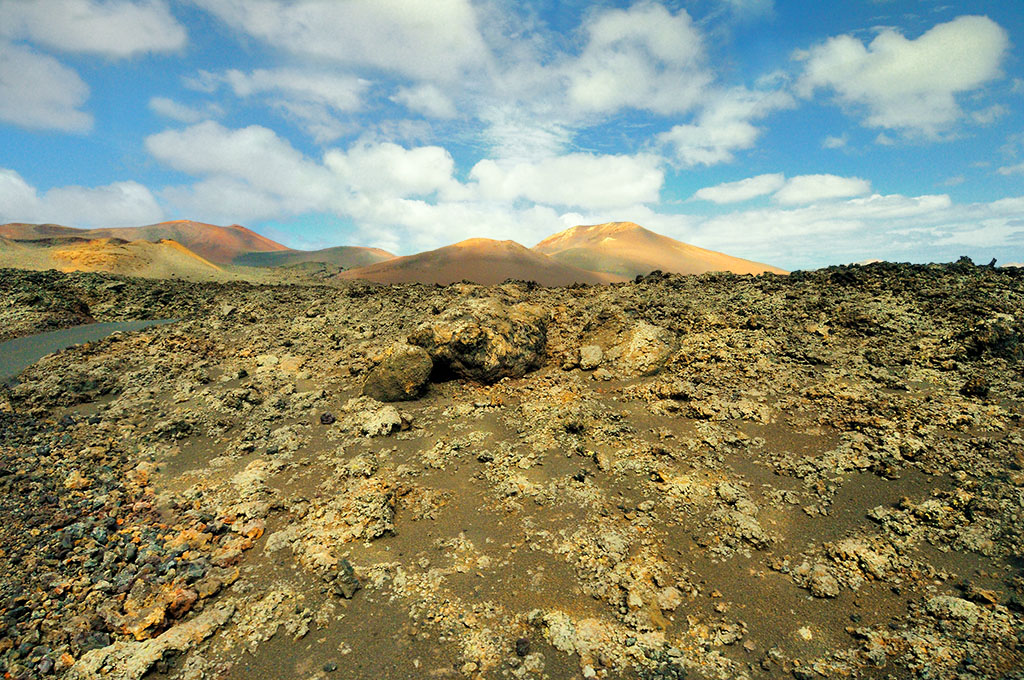 DSC_2636min.jpg - Lanzarote, wulkaniczny park narodowy Timanfaya, w glebi kratery wulkanow