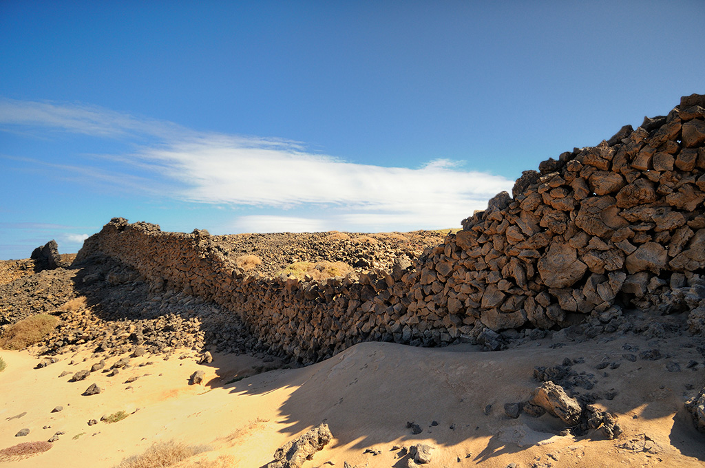 DSC_3200min.jpg - * Fuerteventura, druga strona wyspy z wulkanicznym wybrzezem i płotami z kamienia dzielacymi grunty *