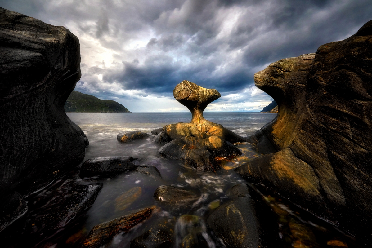 Kannesteinen.jpg - Kannesteinen II - dluga ekspozycja,  - 12 09 2016 fotografia otrzymała tytuł  photooftheday na portalu Ateliora.com      http://www.ateliora.com/pl/image/296377........ 01 10 2016  Na portalu FotoKureier w konkursie miesiaca wrzesnia, fotografia zajeła II miejsce, w tym samym konkursie zajeła II miejsce w kategorii zdjecie tygodnia , oraz uzyskała miano polecanej   przez redakcje FotoKuriera http://www.foto-kurier.pl/galerie/profil,2925,228654,kannesteinen-ii.html