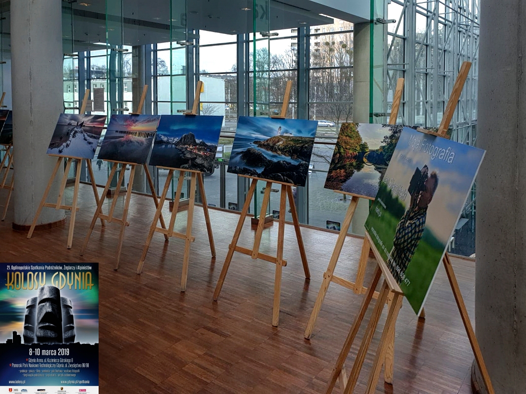 Kolosy 2019minD.jpg - Kolosy 2019 - KOLOSY 2019 Gdynia - to największe w europie cykliczne spotkania podróżników , alpinistów i zeglarzy http://www.kolosy.pl/ , w ramach imprezy towarzyszacej w dniach 08-10 03 2019 odbyła sie tam moja wystawa fotograficzna